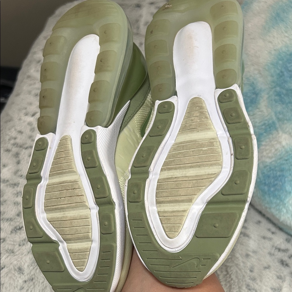 Nike Air 270 Sneakers in Green and White - Picture 2 of 5
